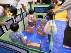 まほろば号であそぶ子どもの画像