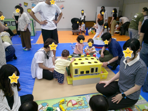 新幹線のおもちゃであそぶ子どもの画像
