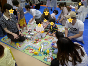 ミニカーであそぶ親子の画像