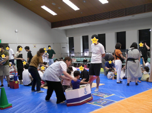 乗り物であそぶ子どもの画像