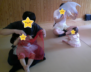 布遊びをしている親子の画像