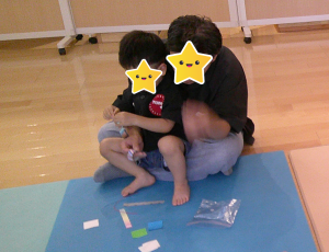 笹飾りを親子で作っている様子の画像
