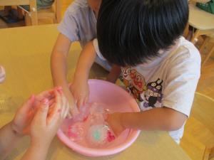 4歳児氷遊びの様子