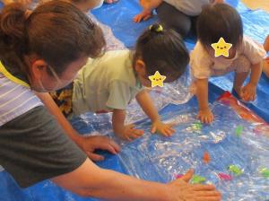 1歳児ウォーターマットで遊ぶ様子