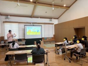 講師の先生の講話を聴いている様子