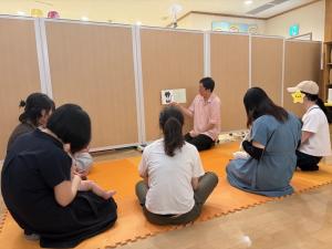 講師の先生の読み聞かせを親子で聴いている