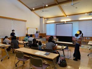 お子さんに絵本の読み聞かせをしている