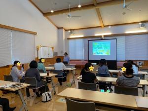 講師の講和を聞いている