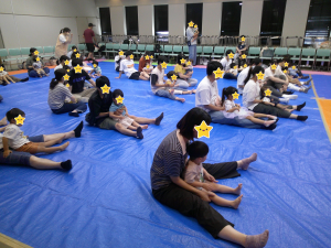 ふれあい遊びをする親子の画像