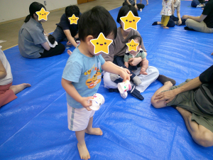 手作りののおもちゃで遊ぶ子供の様子の画像