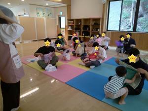 布で遊ぶ親子の画像