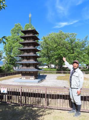 国分寺七重塔の復元模型を案内している様子