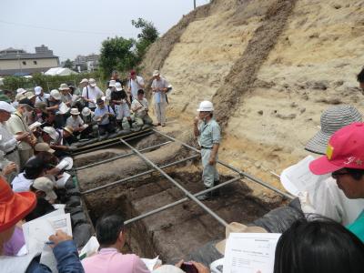 水城跡の調査の現地説明会の写真