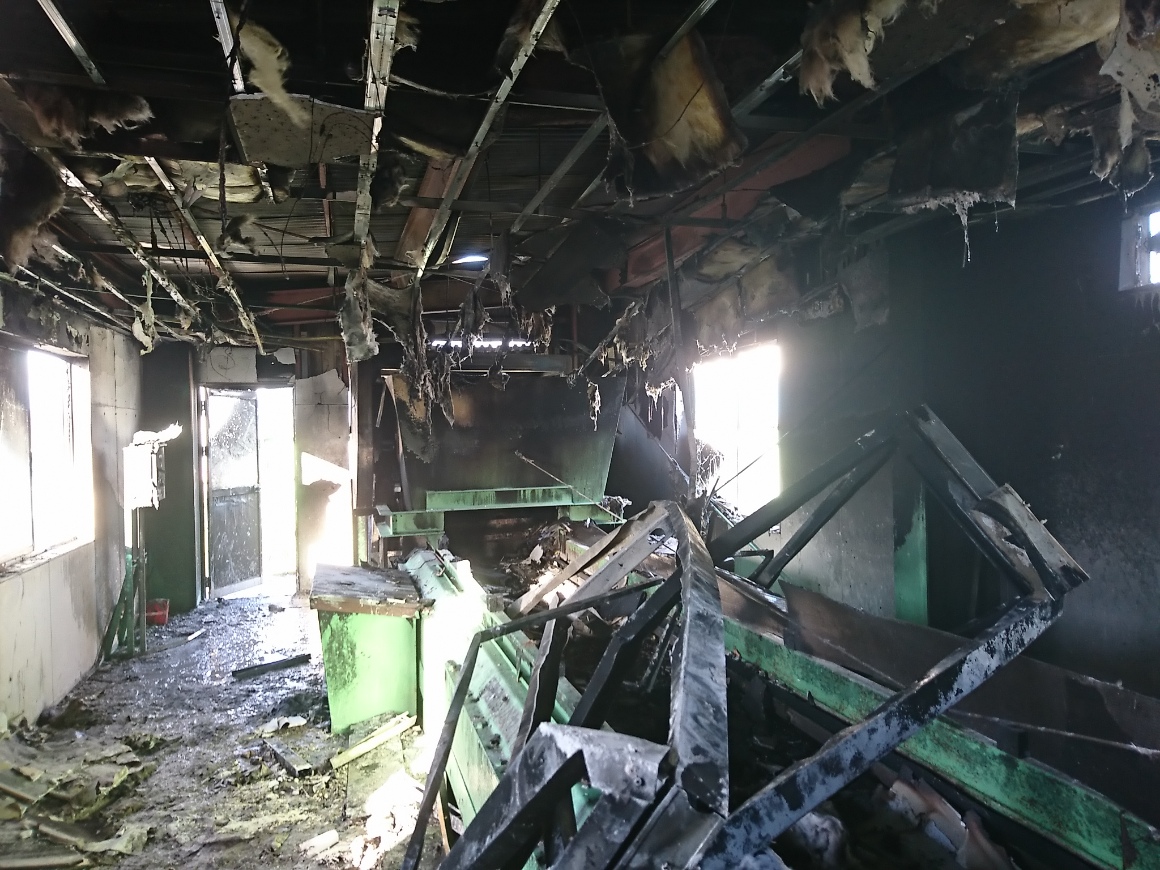リチウムイオン電池の発火が原因で、リサイクル工場の建屋・設備が焼けてしまった事例の画像