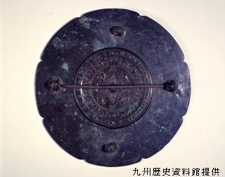 銅製天蓋光心画像（九州歴史資料館提供）
