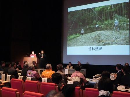 高尾山の自然と歴史を語り継ごう会による育成活動報告の様子
