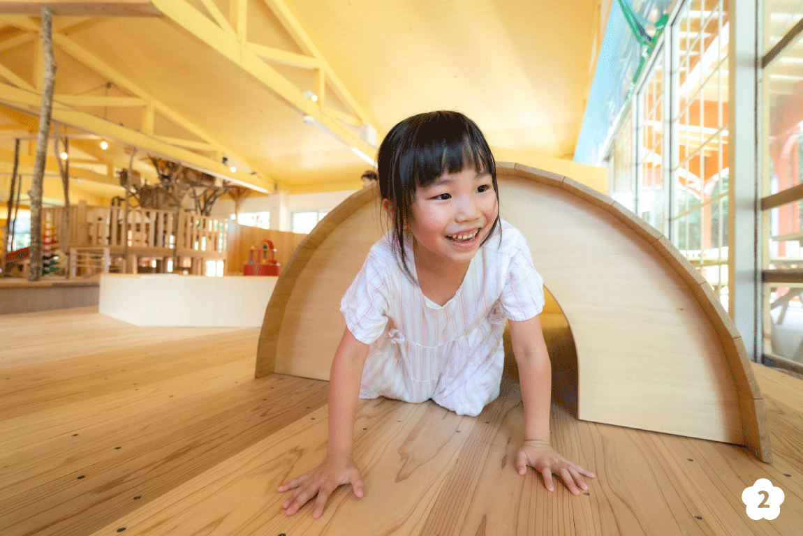 だざいふ遊園地　子どもが遊んでいる様子