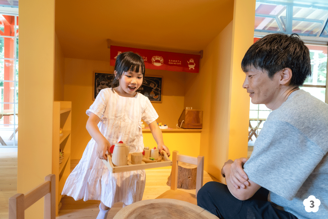 だざいふ遊園地　親子で遊んでいる様子