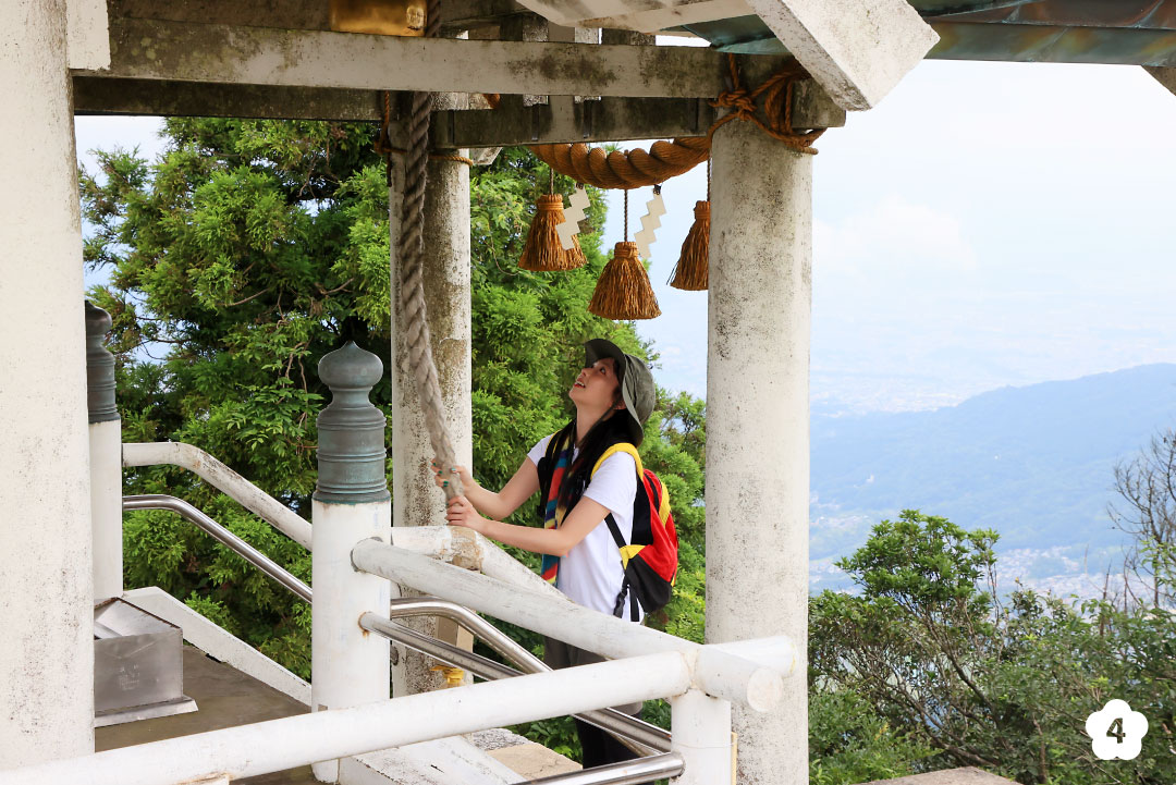 頂上で竈門神社の上宮