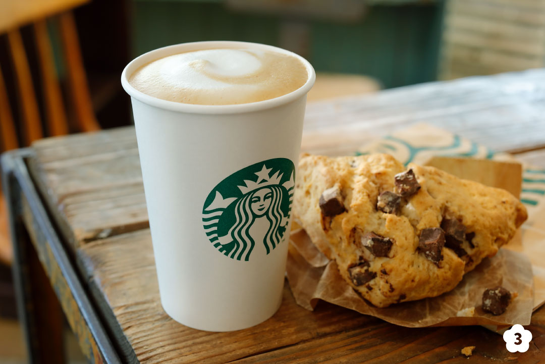 スターバックス ラテ(short)とチョコレートチャンクスコーン