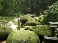 石穴稲荷神社にある巨石群