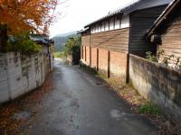 内山の赤レンガ壁のある 農村風景