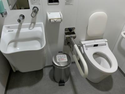 多目的トイレのサニタリーボックスの写真です