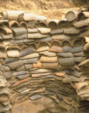 瓦を積み上げた井戸の内部の写真