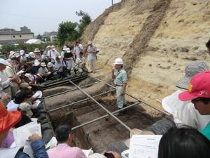 水城跡の調査の現地説明会の写真
