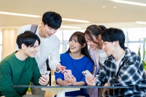 学生が考えている様子の写真