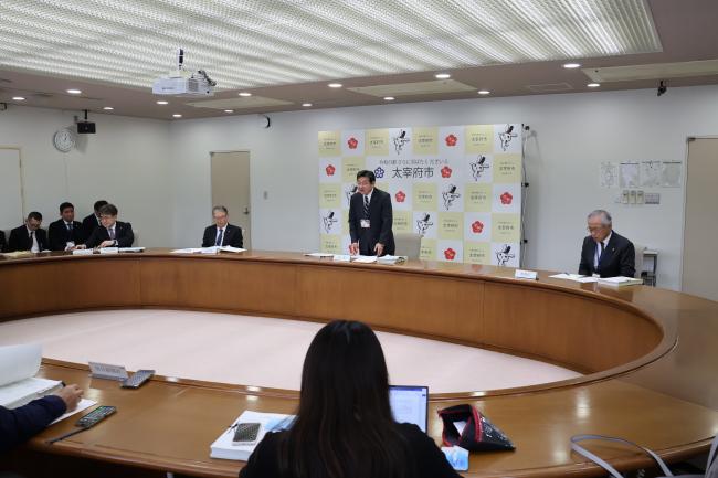 定例記者会見の様子